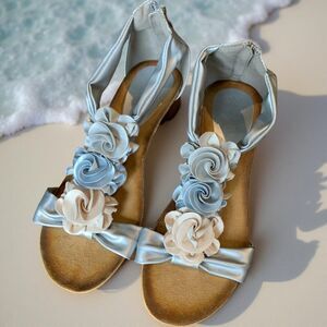 Shoe/sandal, wedge heel, size 39 or 8, never worn, metallic silver, roses detail
